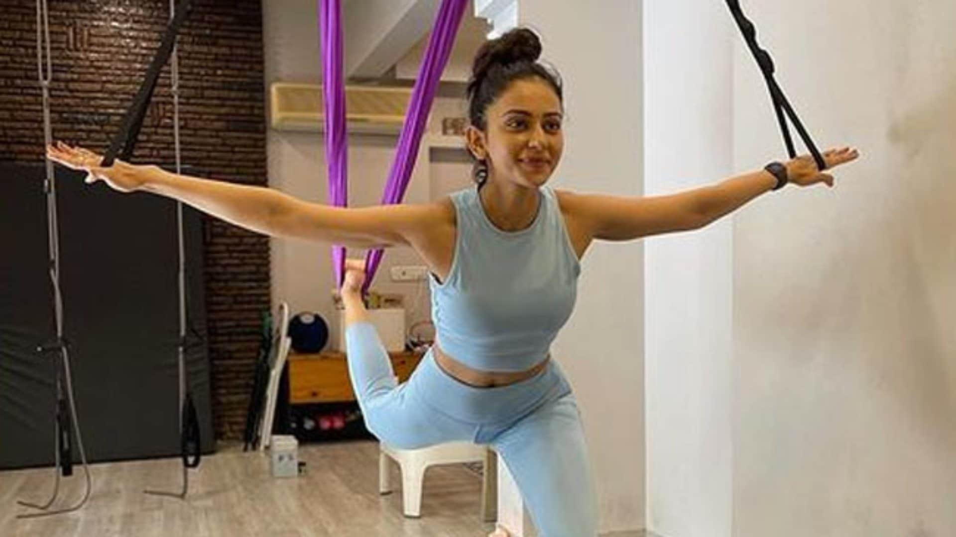 Bollywood Actresses Who Mastered in Yoga Shilpa Shetty Malaika Arora Rakul Preet Singh Deepika Kareena Disha