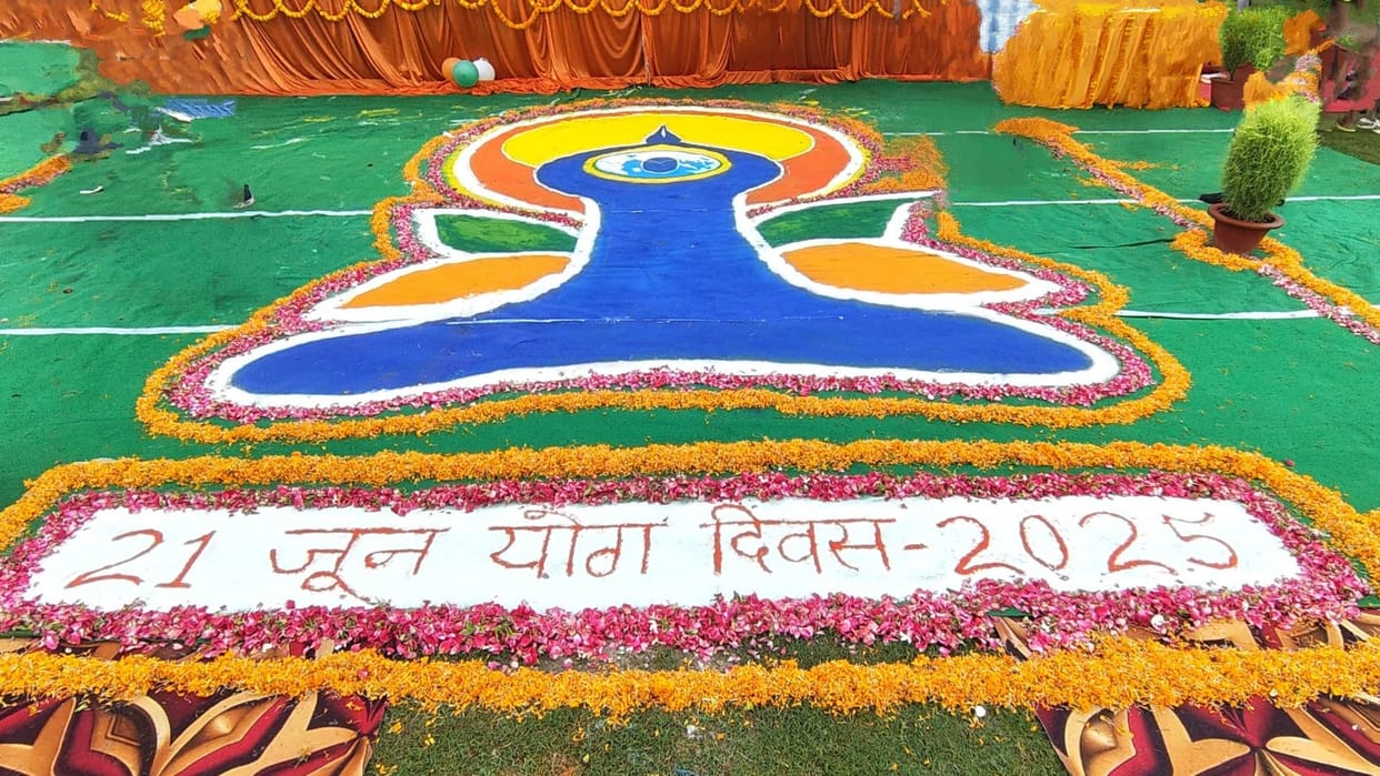 A spectacular picture of yoga was seen in Ghazipur people did pranayam along with the commissioner and police