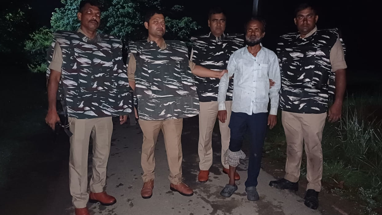 Encounter between accused of molesting an innocent girl and police in Sant Kabir Nagar, he got shot in the leg