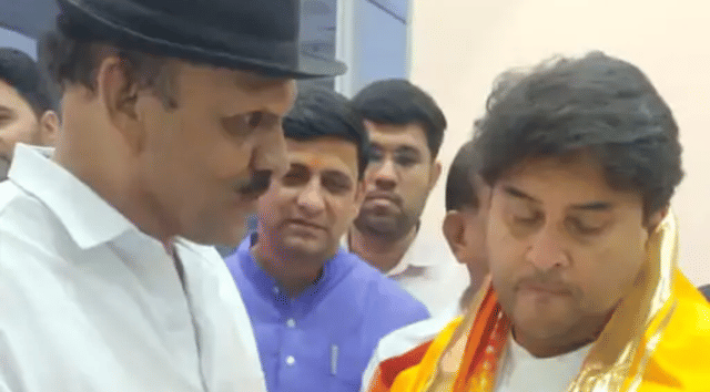 सिंधिया को ज्ञापन सौंपते गुप्ता