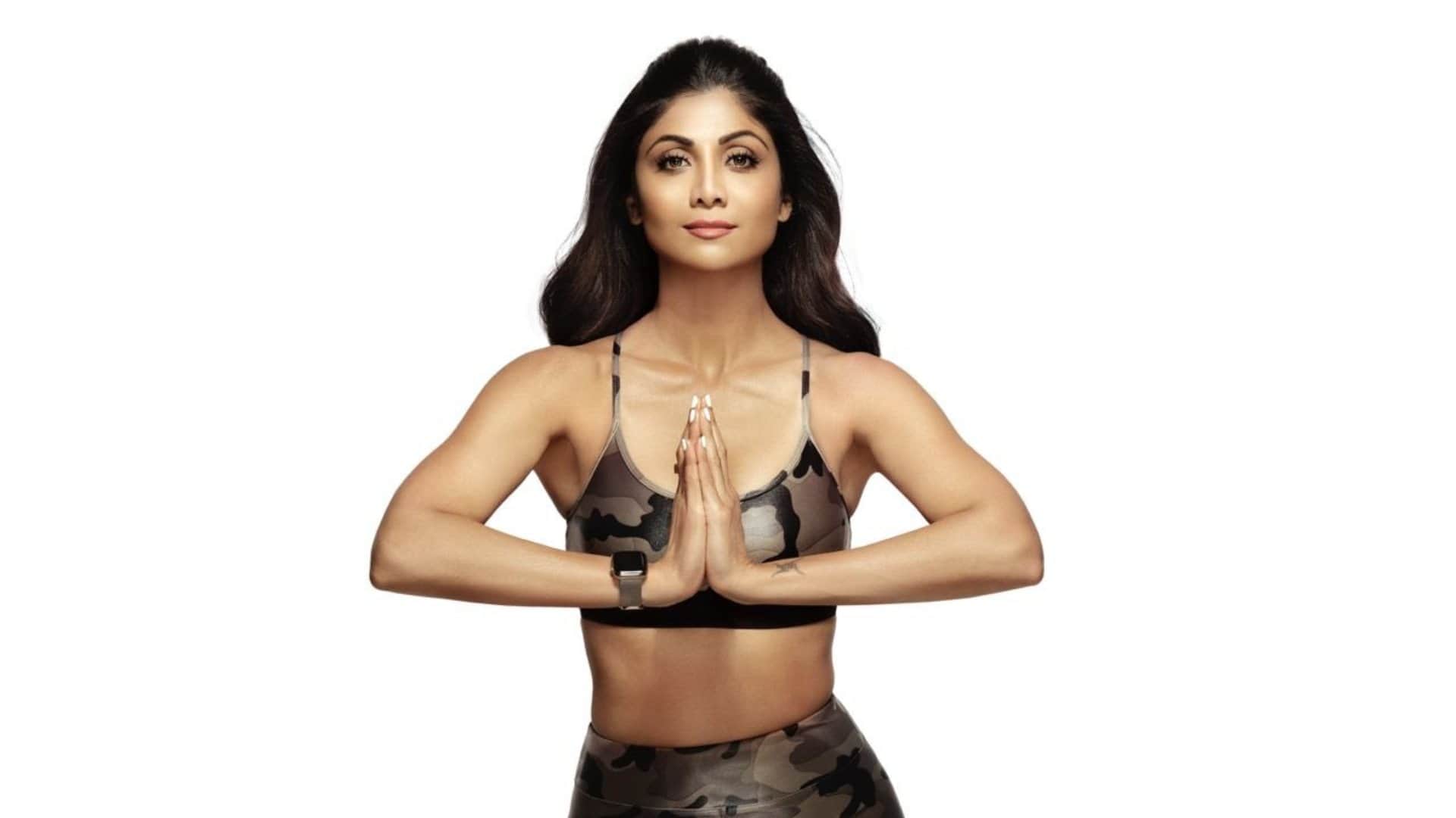 Bollywood Actresses Who Mastered in Yoga Shilpa Shetty Malaika Arora Rakul Preet Singh Deepika Kareena Disha