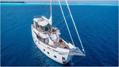 लग्जरी सुपरयाट बेजियन को समंदर से निकाला गया