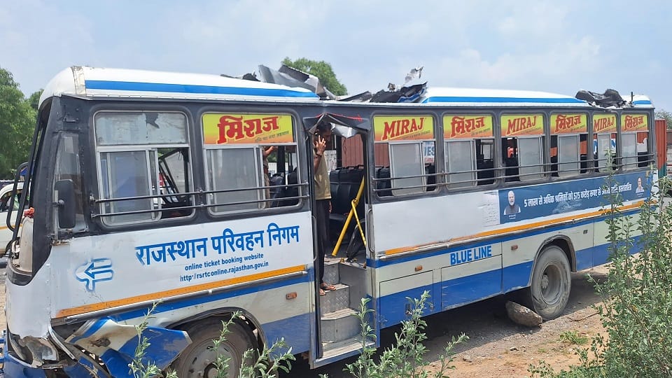 uncontrolled bus overturned while trying to save a car in Gurugram head constable died 20 passengers injured