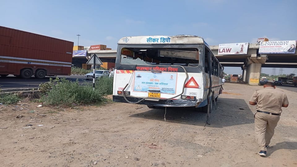 uncontrolled bus overturned while trying to save a car in Gurugram head constable died 20 passengers injured