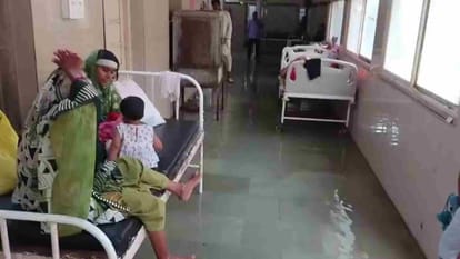 वार्ड में भरा पानी।