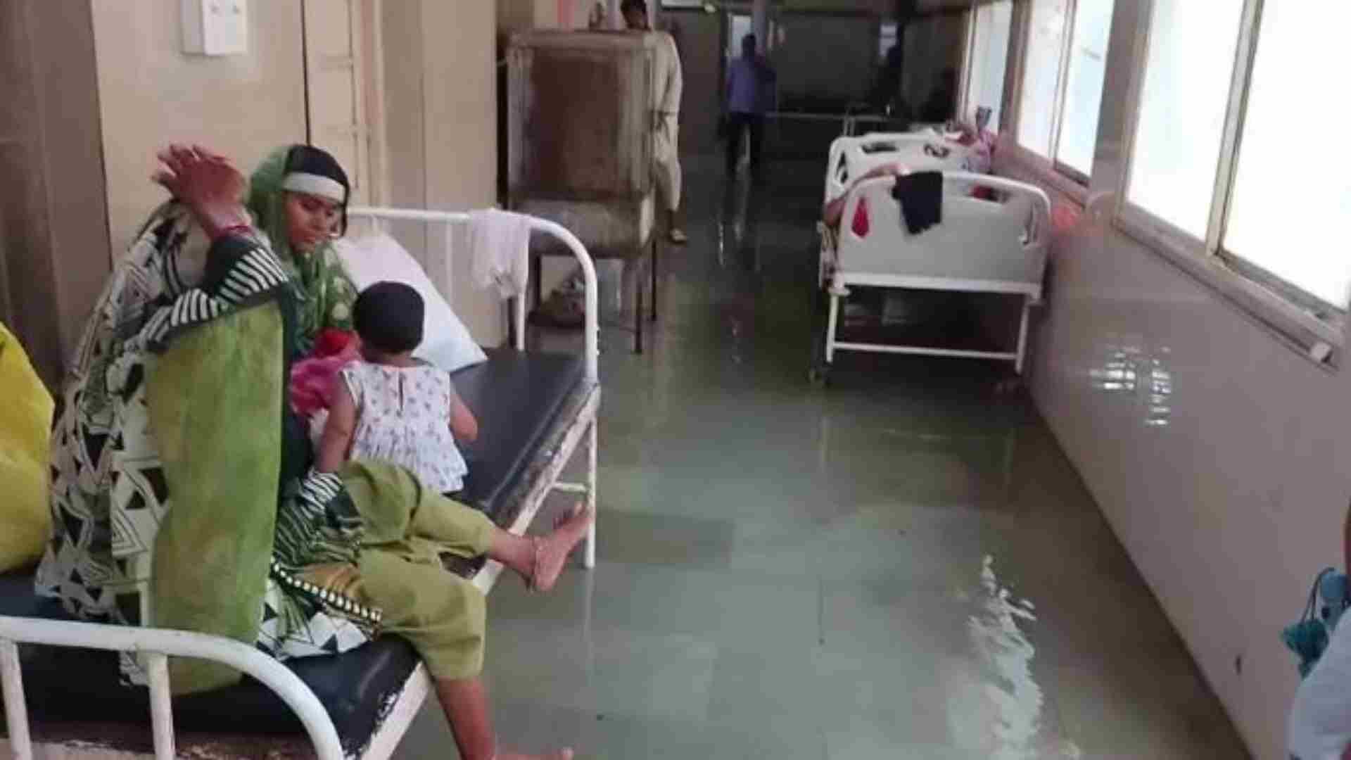 वार्ड में भरा पानी।