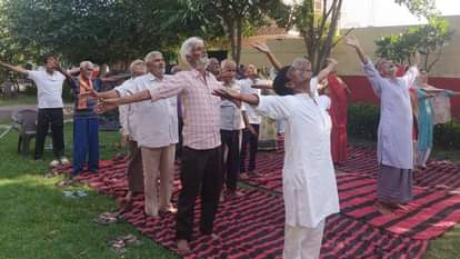 योग के मंत्र से गूंजे वृद्धाश्रम और सर्वोदय विद्यालय