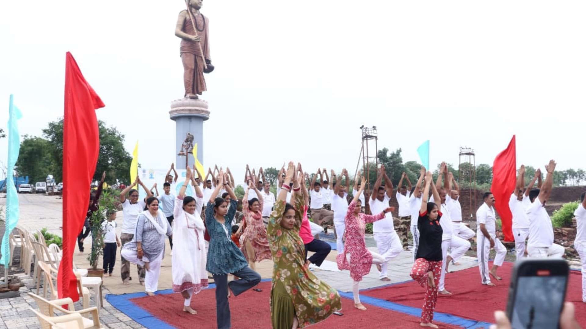 योग करते लोग