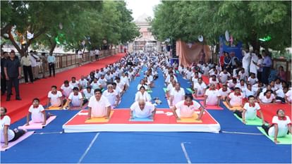 Guinness World Record made in Gujarat, two thousand people did Bhujangasana for two minutes