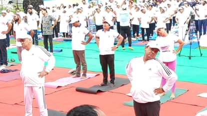 योगा करते स्वास्थ्य मंत्री