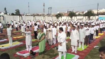 International Yoga Day: Union Minister of State for Education Chaudhary Jayant Singh did yoga with hundreds of