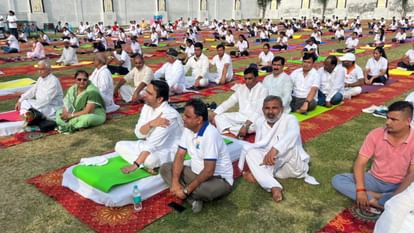 International Yoga Day: Union Minister of State for Education Chaudhary Jayant Singh did yoga with hundreds of