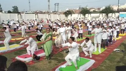 International Yoga Day: Union Minister of State for Education Chaudhary Jayant Singh did yoga with hundreds of