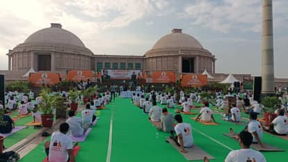 International Yoga Day: CM did yoga in Gorakhpur and Deputy CM did yoga in Lucknow, hundreds of programs were