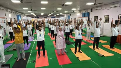 International Yoga Day: CM did yoga in Gorakhpur and Deputy CM did yoga in Lucknow, hundreds of programs were