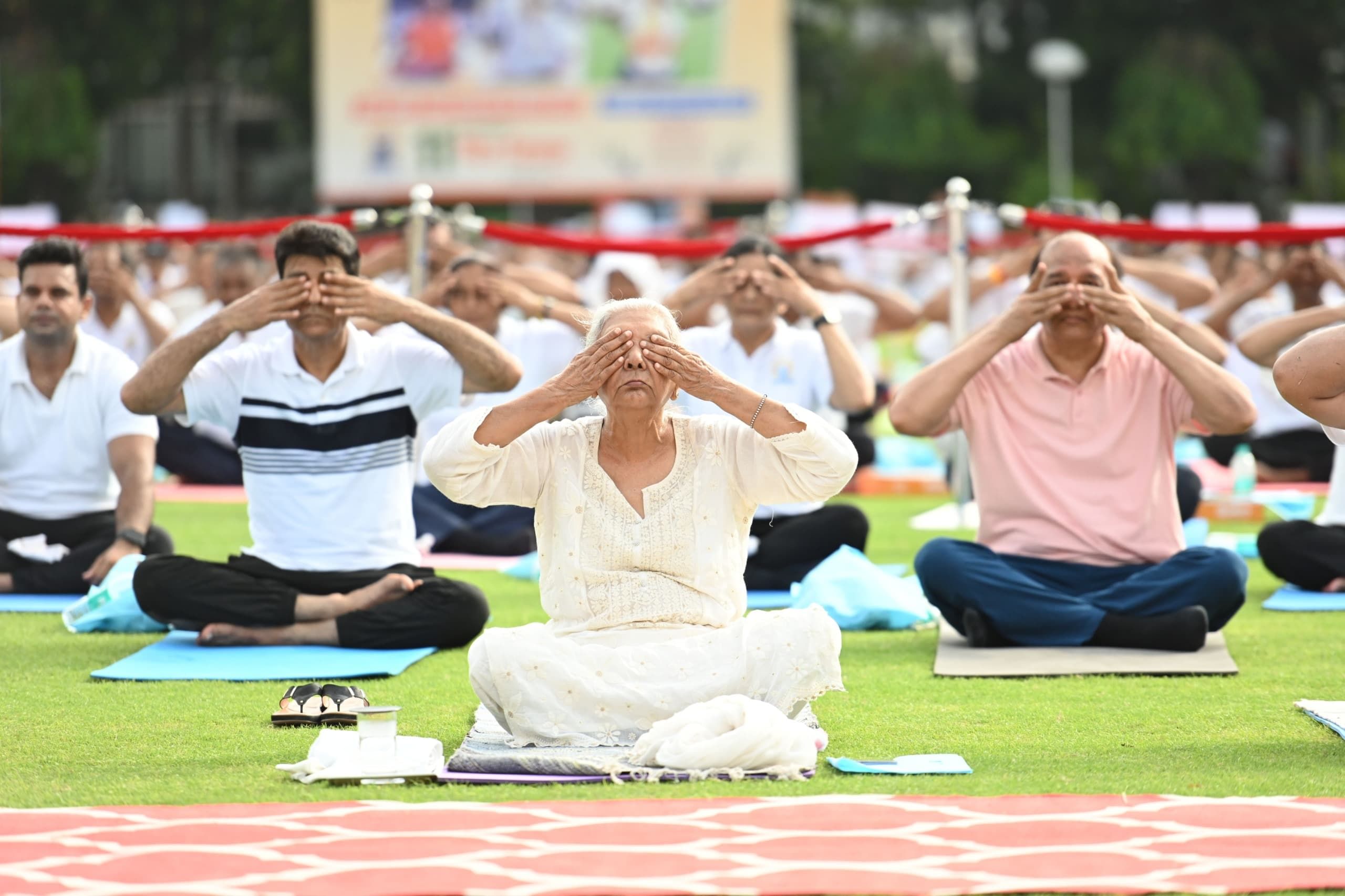 International Yoga Day: CM did yoga in Gorakhpur and Deputy CM did yoga in Lucknow, hundreds of programs were