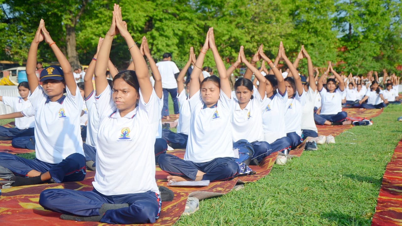 Maulana Shahabuddin Razvi performed yoga with madrasa students in Bareilly
