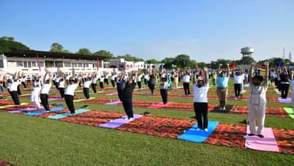 रुहेलखंड विश्वविद्यालय परिसर में योग करते लोग