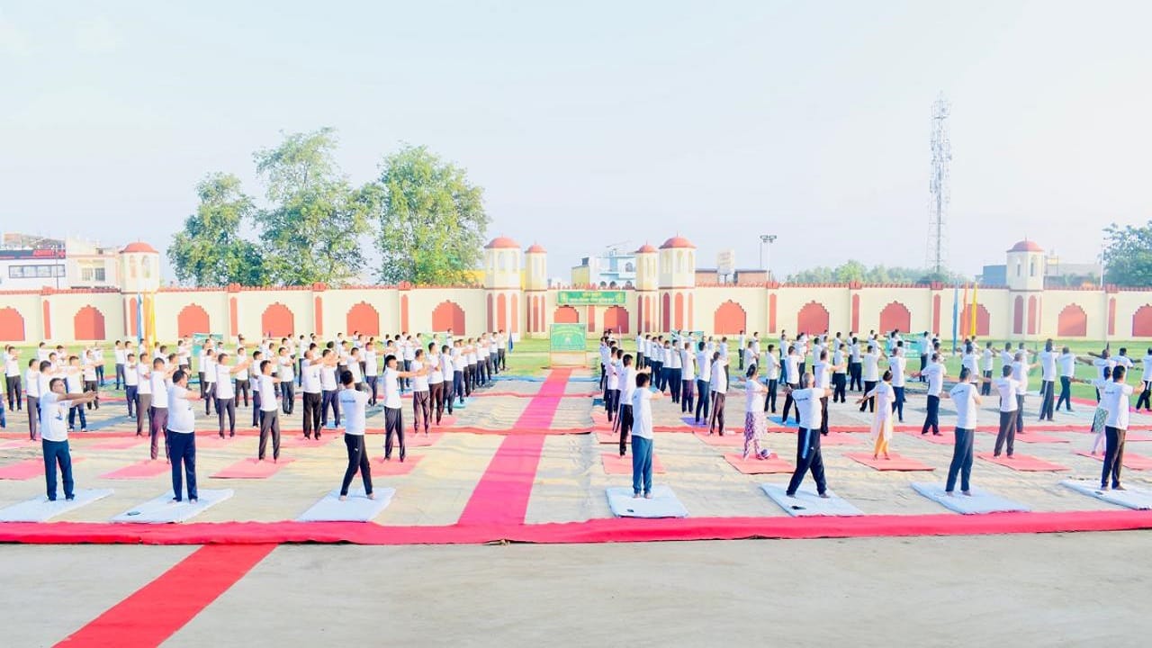 Maulana Shahabuddin Razvi performed yoga with madrasa students in Bareilly