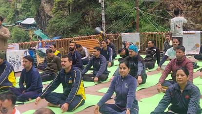 International Yoga Day President CM ITBP jawans perform yoga in Uttarakhand also practised in Chardham Photos