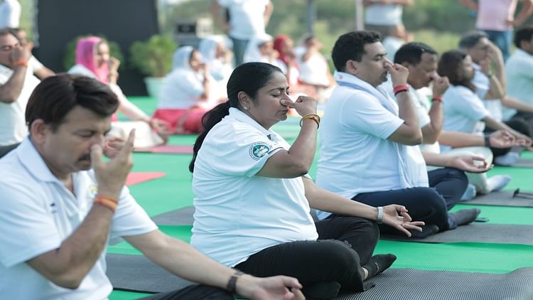 Cm Rekha Gupta Did Yoga On The Banks Of Yamuna, Said- Cruises Will Start Running In Delhi Soon – Amar Ujala Hindi News Live – International Yoga Day :सीएम रेखा गुप्ता ने यमुना तट पर किया योग, कहा