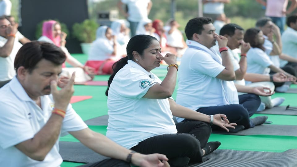 CM Rekha Gupta did yoga on the banks of Yamuna, said- cruises will start running in Delhi soon