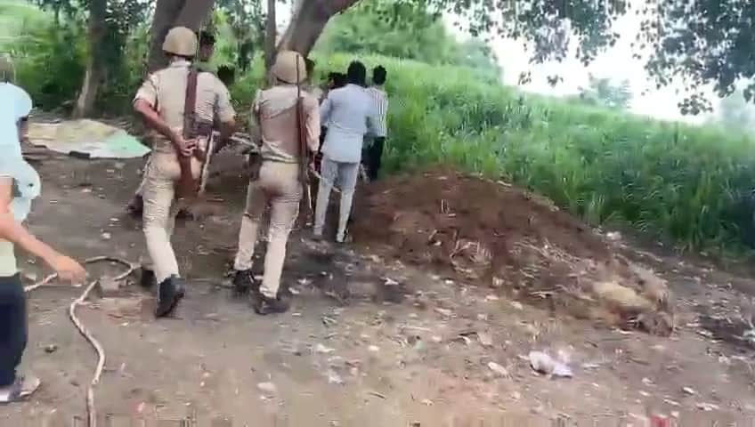 Chaos in Agra stones pelted on electricity and police team 12 injured including two sub inspectors