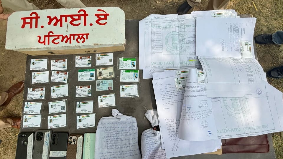 आरोपियों से मिले फर्जी दस्तावेज।