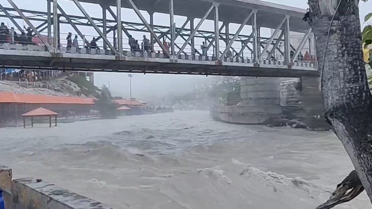 Badrinath Dham: फिर उफनाई अलकनंदा...तत्पकुंड और घाटों तक पहुंचा नदी का पानी, यात्रियों की आवाजाही रोकी