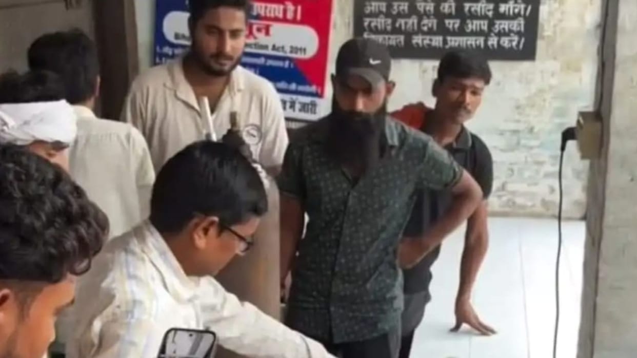 Bihar: 17-year-old boy dies due to snake bite, rescuer caught the cobra and released it in the forest
