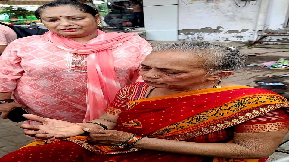 Jewellery and cash stolen from mother-daughter bag in e-rickshaw
