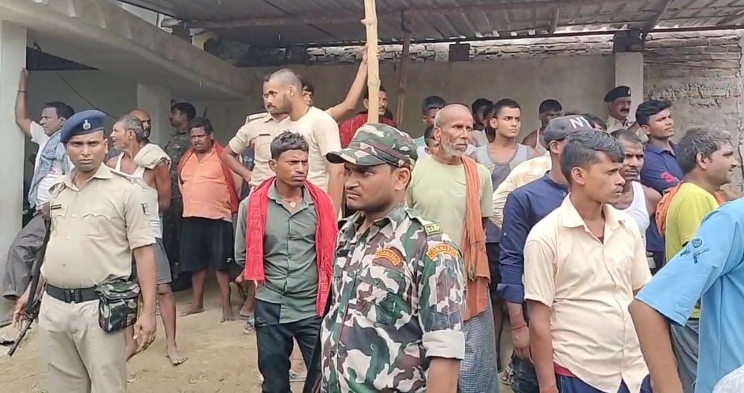 घटना के बाद लगी भीड़।