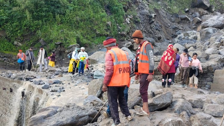 Landslide: रुद्रप्रयाग-गौरीकुंड हाईवे पर मुनकटिया में भूस्खलन, मलबा आने से रास्ता बंद