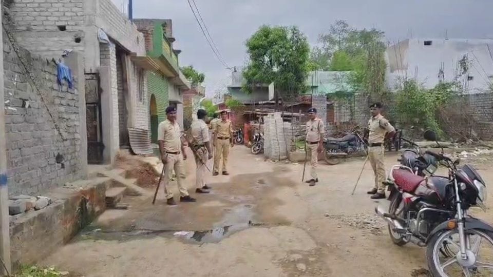 गांव में पुलिस तैनात