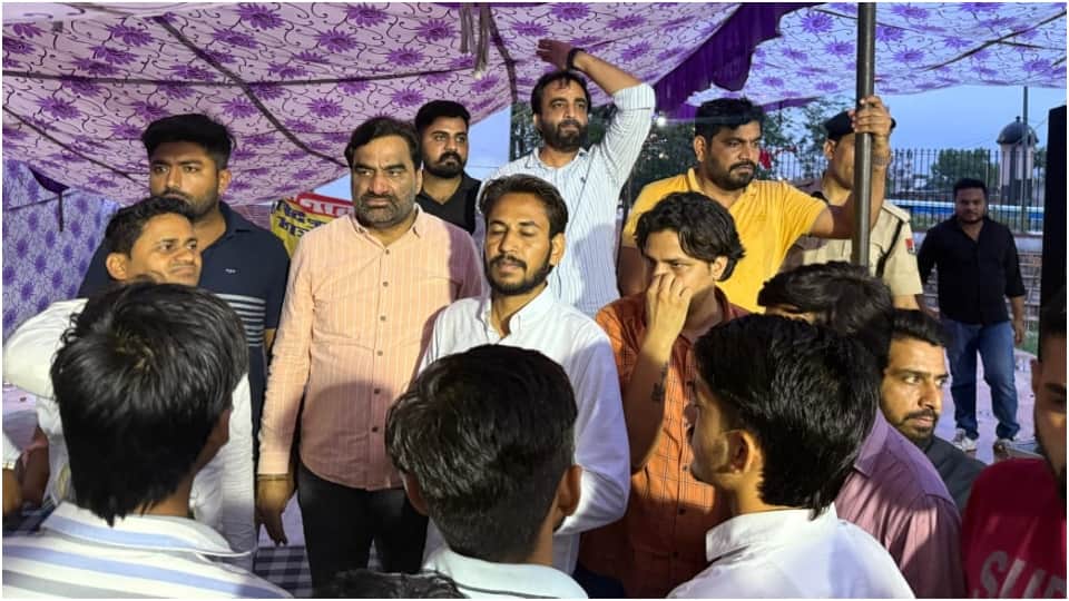 नागौर सांसद हनुमान बेनीवाल धरनास्थल पर।