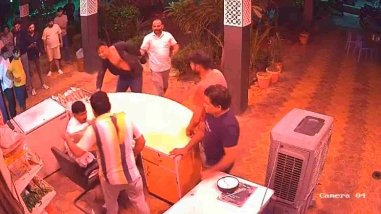 Gwalior News: Four youths beat up a waiter in a hotel on Dabra bypass