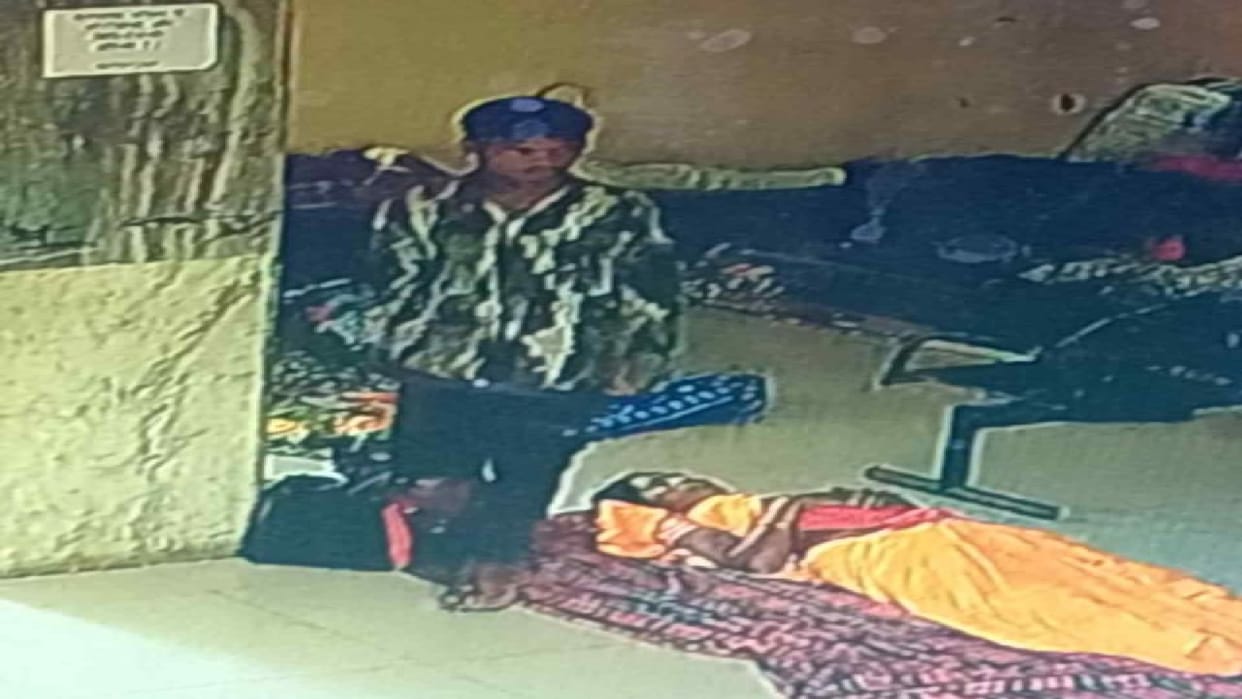 thief absconded with two mobiles and 40 thousand cash from purse of patient's relative in Mekahara Hospital