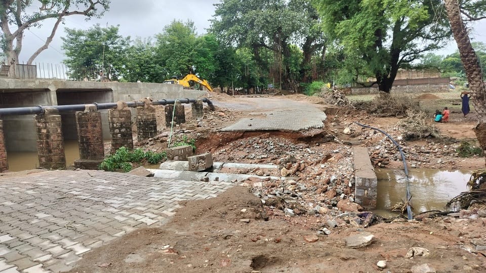 temporary path of the under construction bridge was cut off in the rain