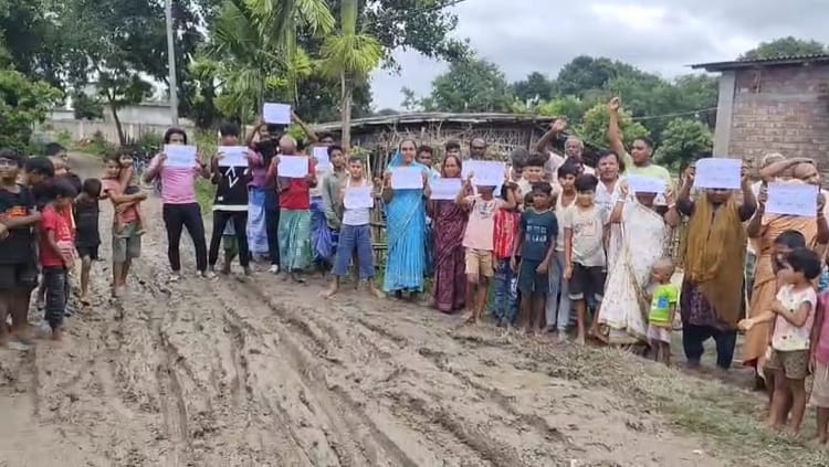 Bihar News: किशनगंज के सैकड़ों ग्रामीणों ने किया विधानसभा चुनाव बहिष्कार, बोले- सड़क नहीं तो वोट नहीं