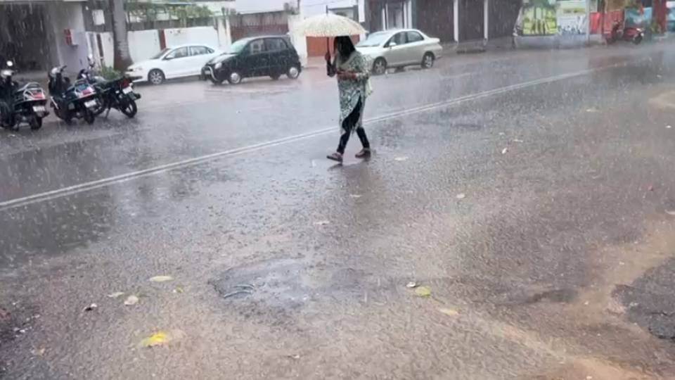 UP Weather News Heavy rain alert issued in western and Terai regions lightning warning issued in 20 districts