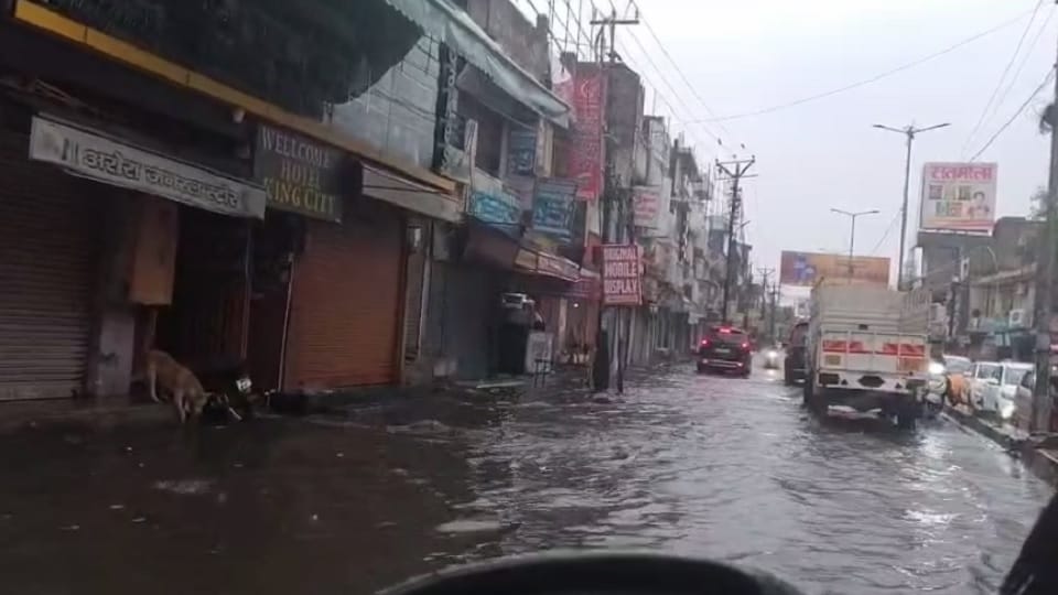 Weather Update: Rain in surrounding districts except Meerut, weather became pleasant due to cloudy sky.