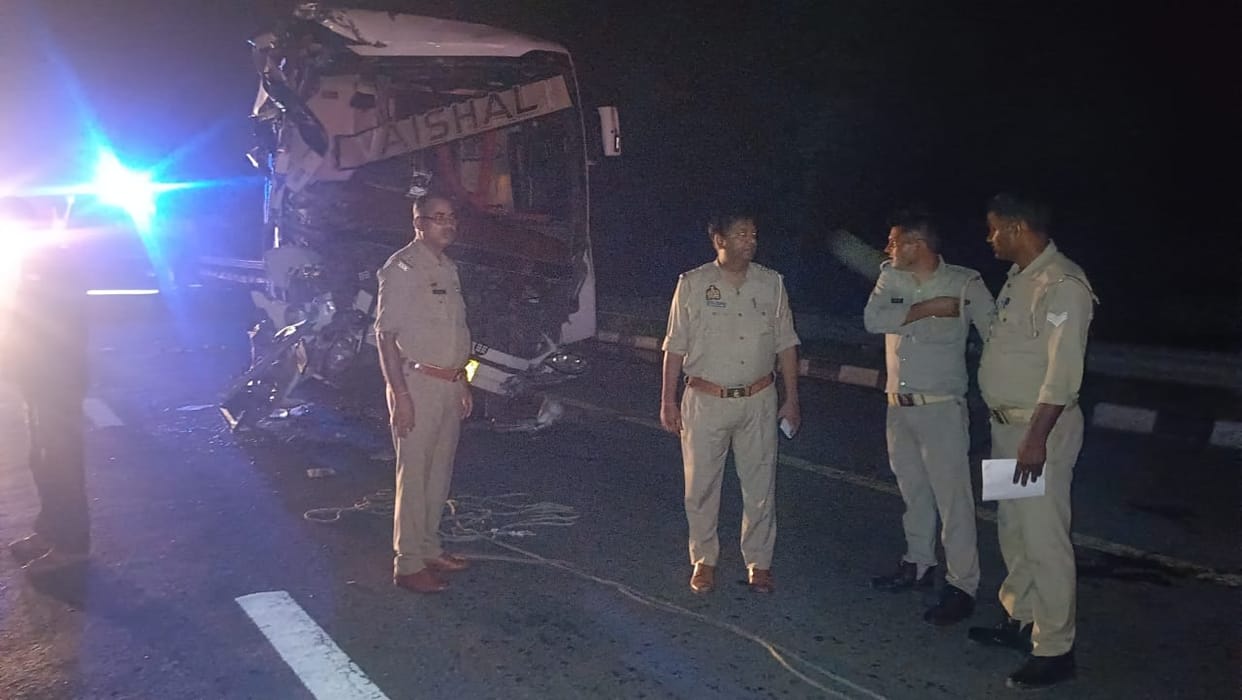 bus accident on Agra-Lucknow Expressway driver dies
