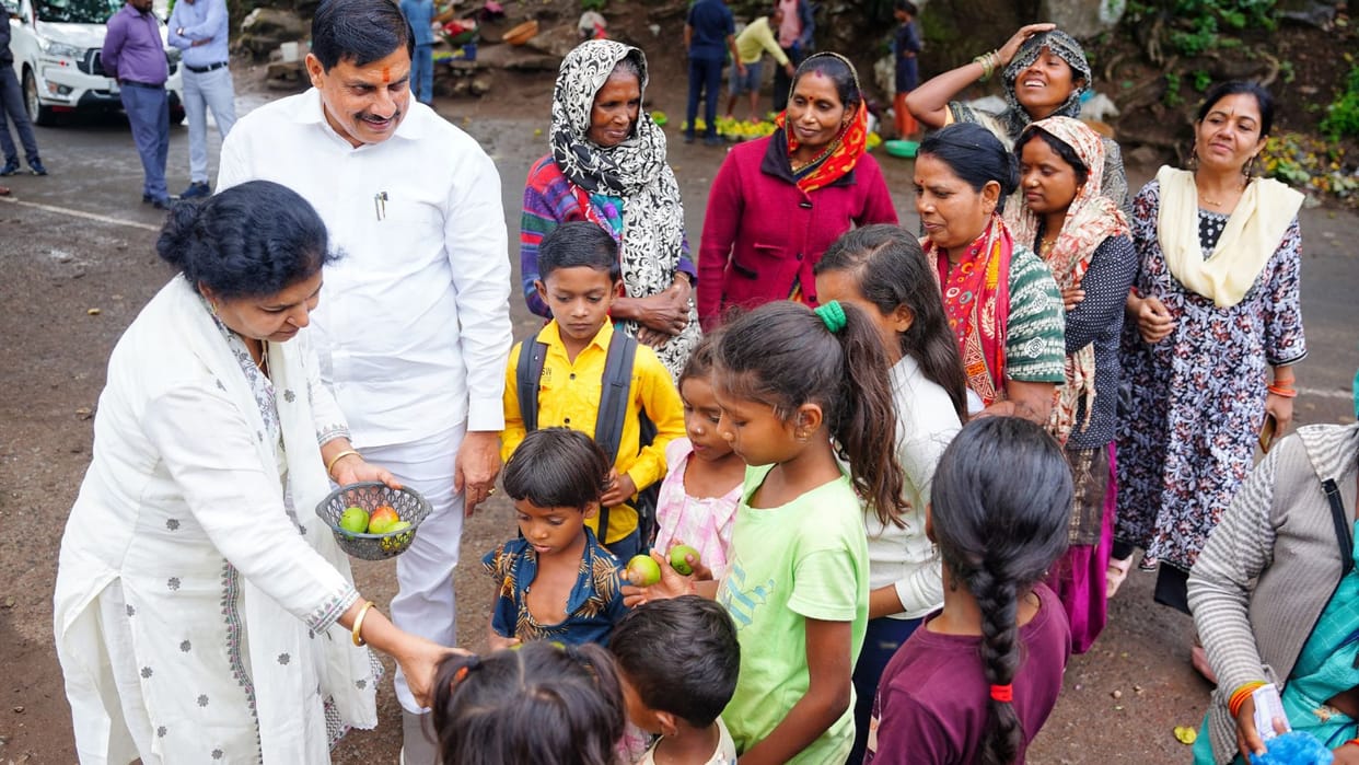 CM Yadav's simplicity: The convoy stopped midway, bought mangoes and fed them to the children, asked them to s