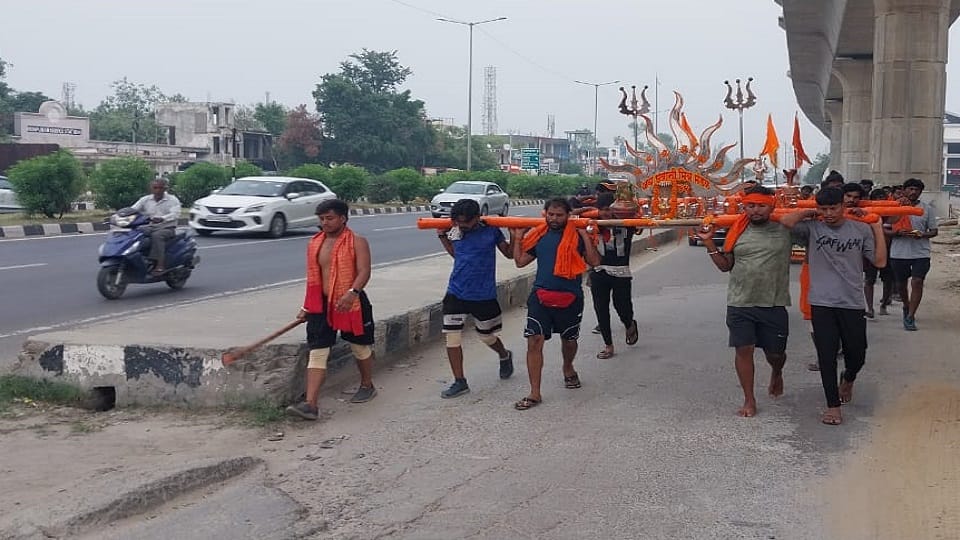 Meerut: Kanwadis start arriving on the highway, 30 Shiv devotees returning to Maharashtra after carrying water