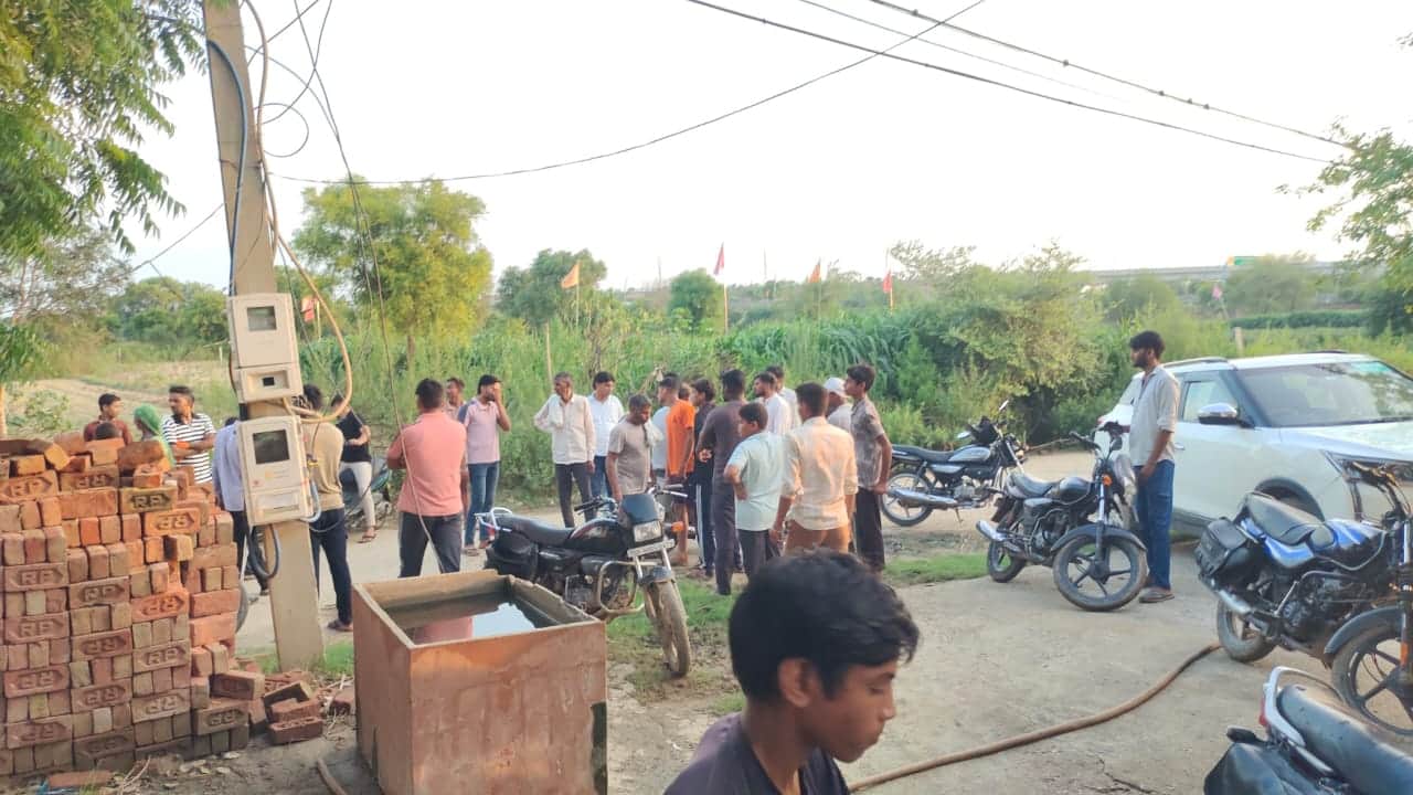 Chaos in Agra stones pelted on electricity and police team 12 injured including two sub inspectors