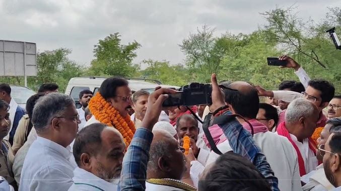America should stop attacking SP MP rajeev rai warned after foreign tour got grand welcome in Mau