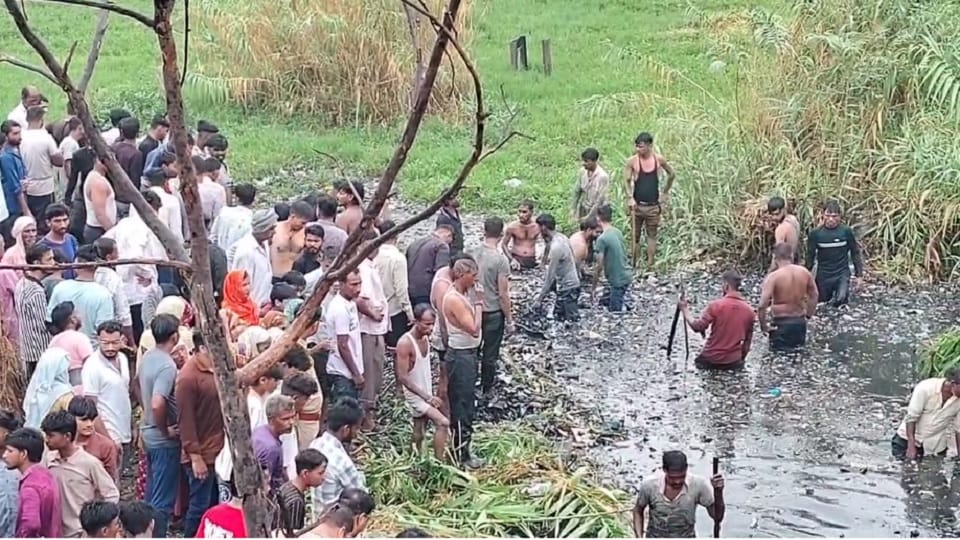 Muzaffarnagar: A three-year-old child who came out of the house to take bath in the rain drowned in the drain