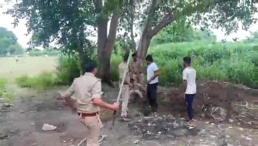 Chaos in Agra stones pelted on electricity and police team 12 injured including two sub inspectors