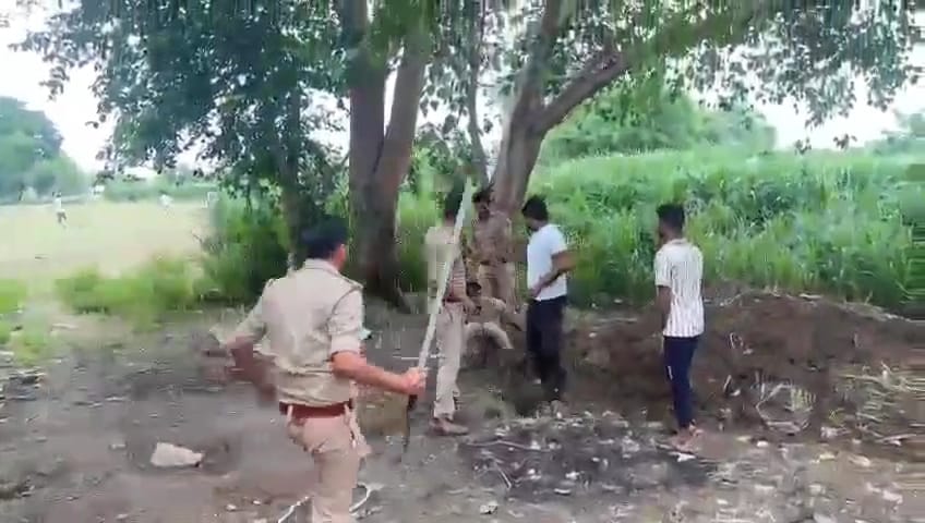 Chaos in Agra stones pelted on electricity and police team 12 injured including two sub inspectors