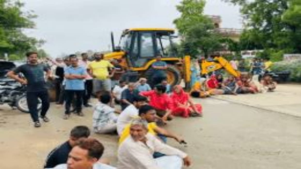 Kota: Public Outrage Over Poor Road Conditions, Residents Block Road in Raipura Due to Waterlogging and Pits